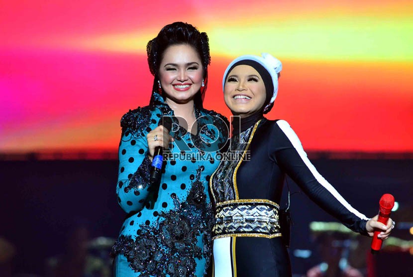  Kolaborasi Rossa dengan penyanyi asal Malaysia Siti Nurhaliza, dalam konser'Ekspresi Karya Gemilang' di Ancol, Jakarta Utara, Senin (10/12). (Republika/Agung Supriyanto)