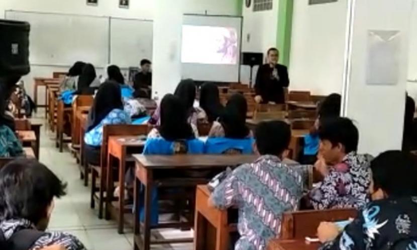  Kolaborasi Universitas BSI (Bina Sarana Informatika) kampus Fatmawati dengan Lab Alfa-1 (DCC) sukses hasilkan gelaran seminar digital di Ruang serbaguna SMK PGRI 37 Jakarta, pada Kamis (8/12/2022) lalu.