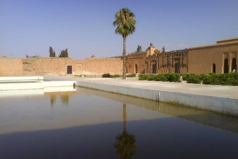 Kolam di Istana Al-Bahia.