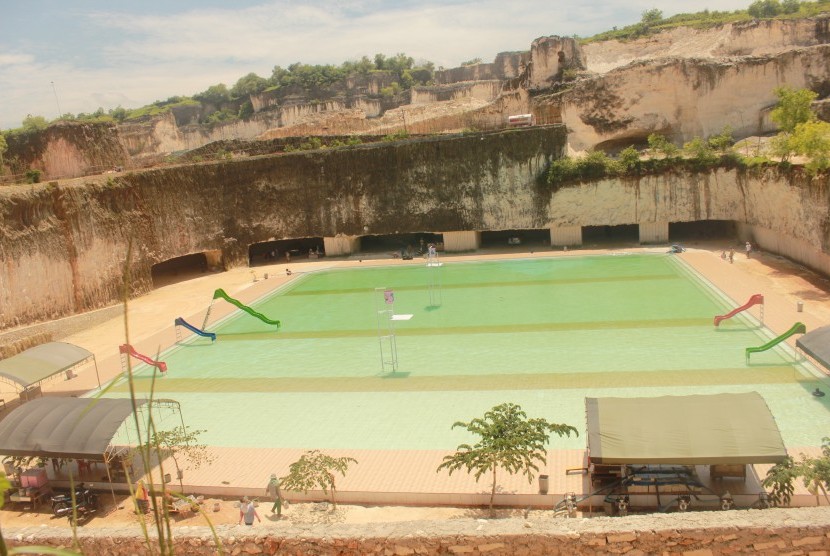 Kolam di Wisata Bukit Jeddih, Bangkalan, Madura