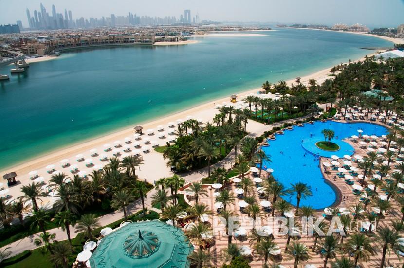  Kolam renang dan pantai Atlantis Hotel terlihat dengan cakrawala Dubai Marina yang terlihat di kejauhan di Dubai, Uni Emirat Arab, Selasa, 14 Juli 2020. Hotel-hotel di Dubai mengalami lonjakan kinerja selama kuartal pertama 2023. Tingkat hunian (okupansi) hotel rata-rata untuk sektor tersebut selama periode Januari-Maret mencapai 83 persen.