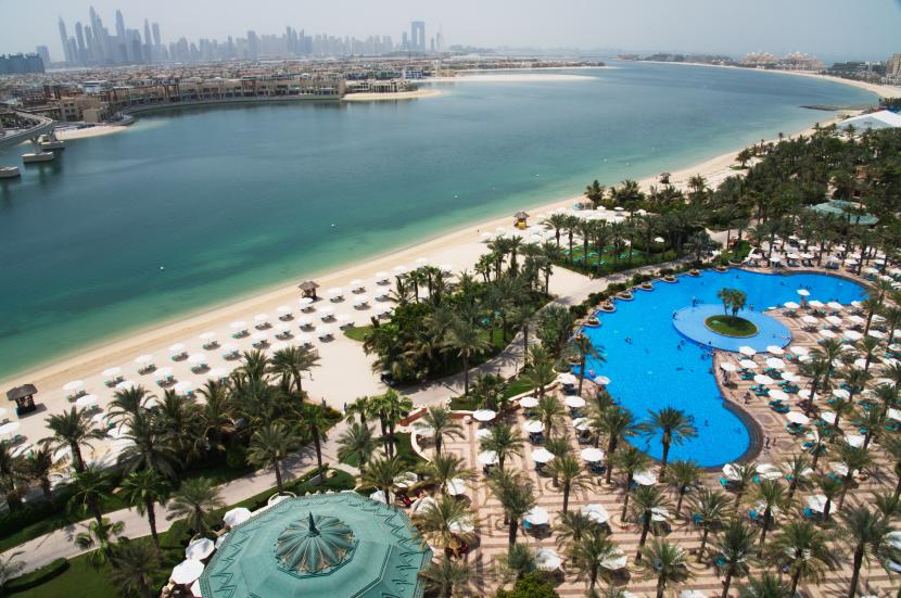 Kolam renang dan pantai Hotel Atlantis terlihat dengan cakrawala Dubai Marina terlihat di kejauhan di Dubai, Uni Emirat Arab, 14 Juli 2020. Rusia Masih Jadi Pasar Wisata Penting Bagi Dubai