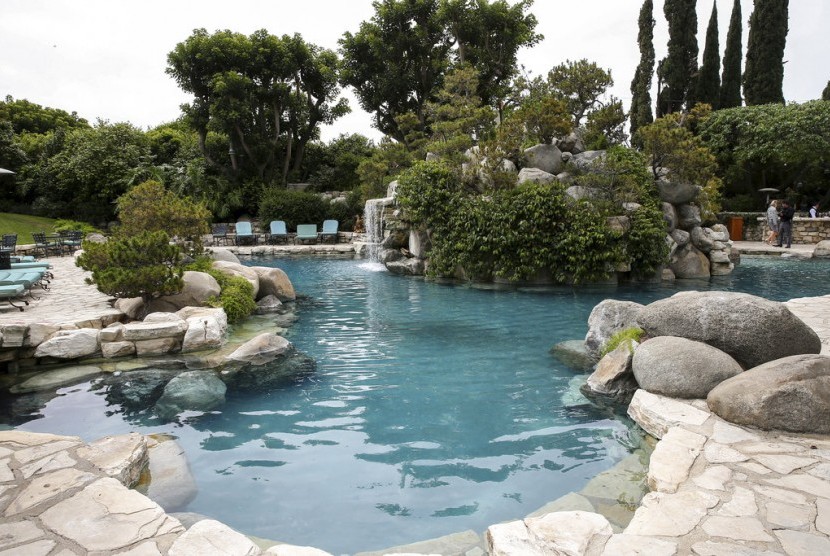 Kolam renang di bagian dalam Playboy Mansion.