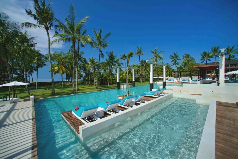 Kolam renang di Club Med Resort Bali dengan pemandangan menghadap laut.