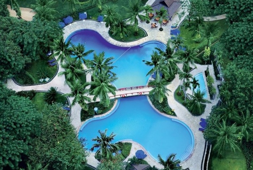 Kolam renang Hotel Shangri-La Jakarta.