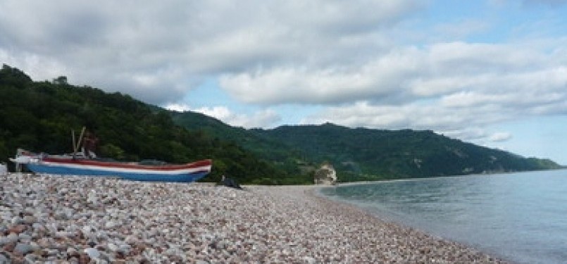 Kolbano beach offers fascinating scenery and colorful stones. 