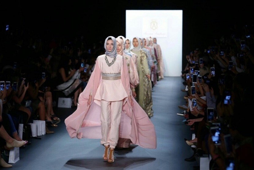 Koleksi Anniesa Hasibuan di panggung New York Fashion Week, (12/9). Anniesa menjadi perancang pertama yang menampilkan rancangan yang sepenuhnya menggunakan hijab.