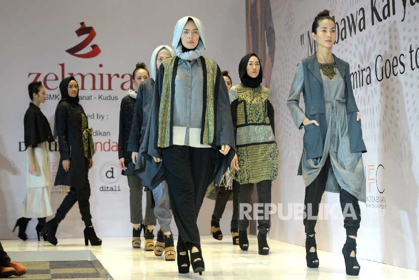 Koleksi busana dengan tema Revive dengan label Zelmira ditampilkan di Jakarta, Kamis (1/9). Koleksi busana Revive merupakan karya siswa SMK NU Banat, Kudus.