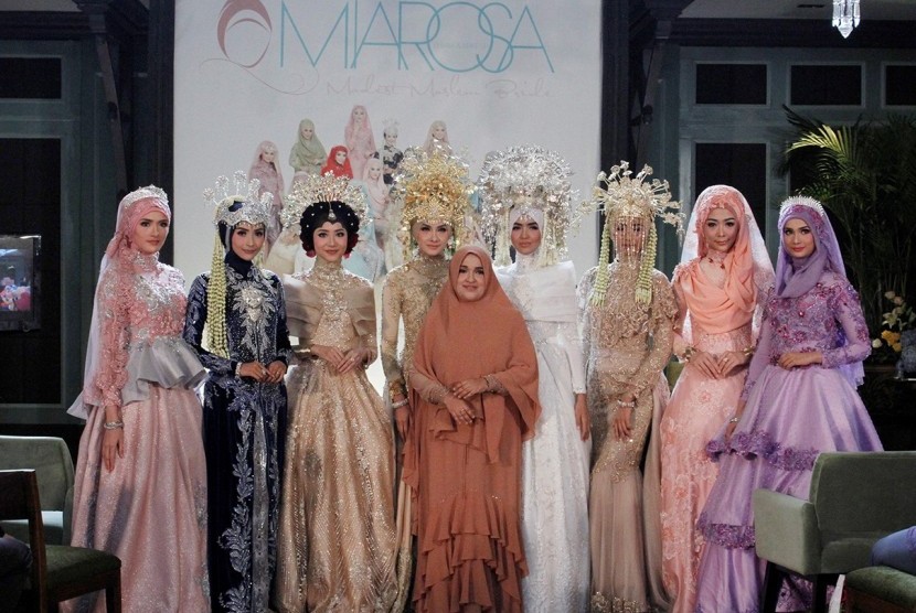 Koleksi busana pengantin Muslimah dari Miarosa.