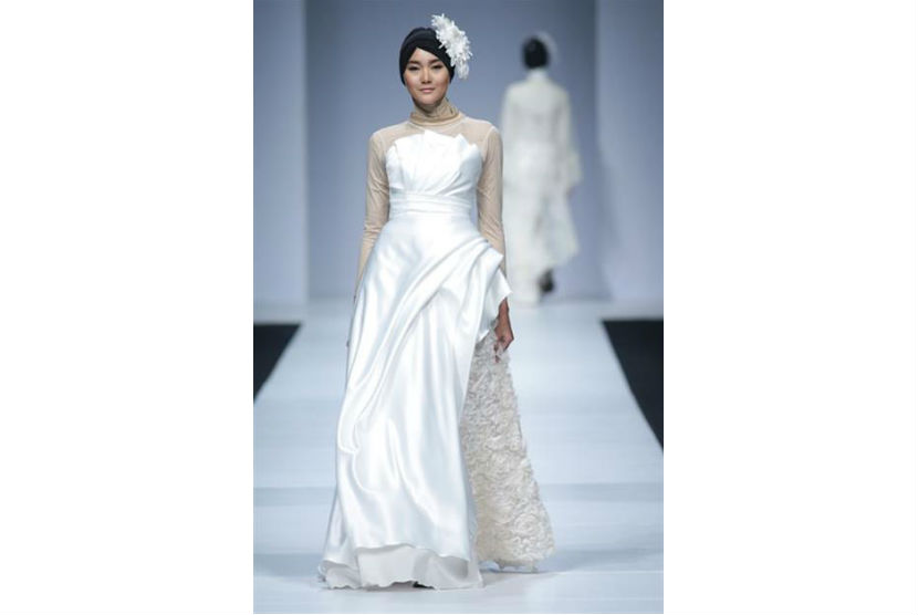 Koleksi busana pengantin Risty Tagor di Jakarta Fashion Week.