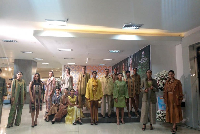 Koleksi busana ramah lingkungan Merdi Sihombing yang dipamerkan di Eco Fashion Week 2019 di Sarinah, Jakarta Pusat, Kamis (5/12). Merdi telah mengenalkan sustainable fashion sejak 10 tahun lalu. 