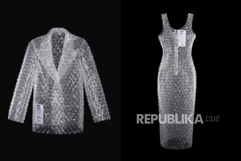 Koleksi busana terbaru dari ZNWR yang terbuat dari bubble wrap.