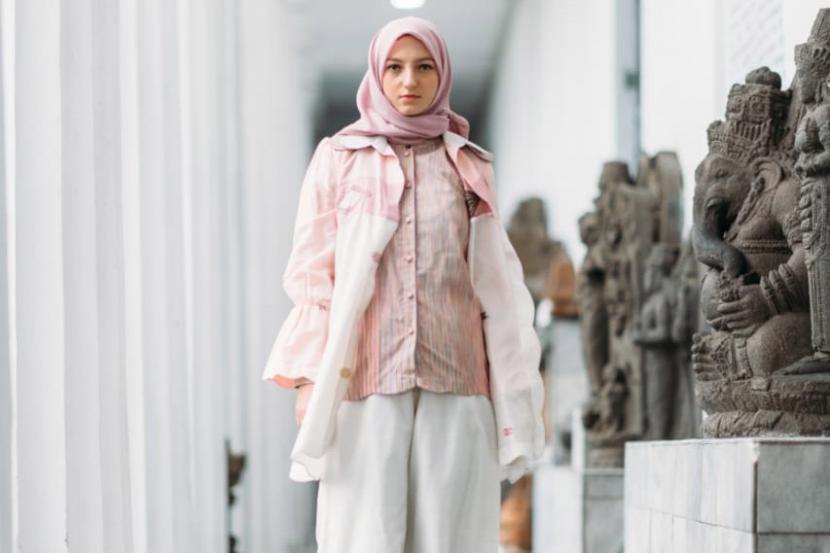 Koleksi busana Tuty Adib yang ditampilkan dalam ajang Indonesia Modest Fashion Week (IMFW) online 2020.
