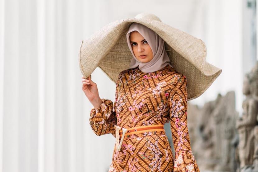 Koleksi busana Veronica Adamo dengan brand Veron New York yang ditampilkan dalam Indonesia Modest Fashion Week (IMFW) 2020.
