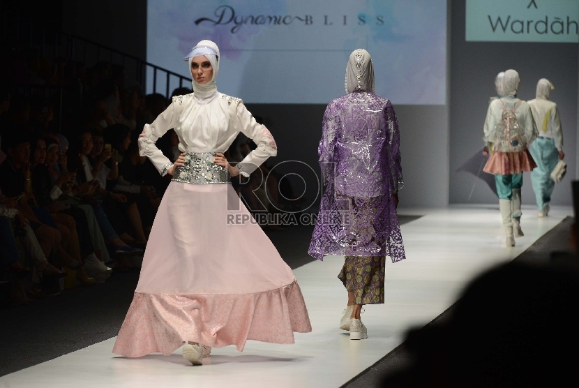 Koleksi Dian Pelangi pada Jakarta Fashion Week, Ahad (25/10). Sebanyak 230 desainer ikut serta dalam ajang pergelaran mode di Jakarta tahun ini.