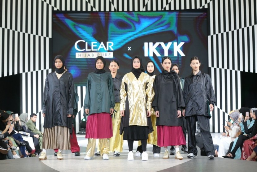 Koleksi Hyjab on Fire hasil kolaborasi IKYK dan Clear di JFW 2020. Ketahui cara menghindari bau apek pada hijab.