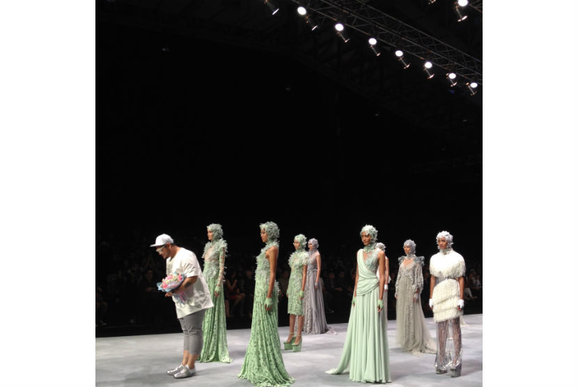 Koleksi Ivan Gunawan yang dipamerkan di Indonesia Fashion Week, Kamis (26/2), diangkat dari inspirasinya tentang Dewi Laut.