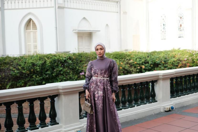 Koleksi jilbab dan busana dari jenama fashion Muslim Vanilla Hijab. Menurut founder Vanilla Hijab, Atina Maulia, tren hijab sekarang ialah simpel namun terlihat mewah.