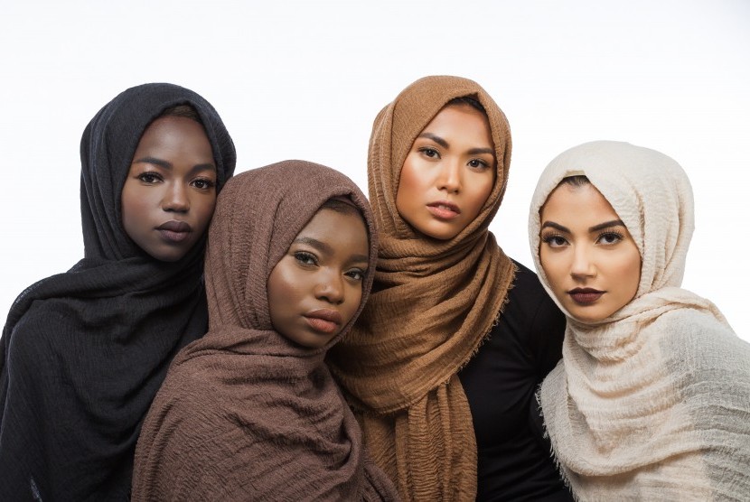 Blogger Inggris Rancang Jilbab  untuk Semua  Warna  Kulit 