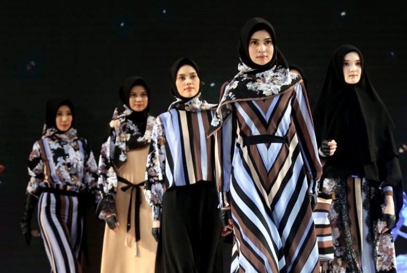 Koleksi Karya Ivan Gunawan ditampilkan di 23 Fashion District Towards Suistainable Fashion Trend Forecasting 2020/2021.