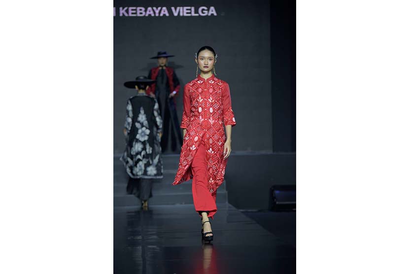 Koleksi kebaya bertema Imlek rancangan Vielga Wennida di Jakarta Fashion Trend 2022.