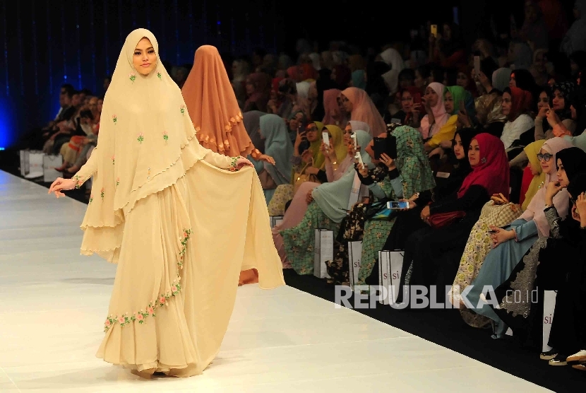 Koleksi khimar atau kerudung panjang terbaru Si.Se.Sa diperlihatkan dalam pergelaran busana, (10/2), di Jakarta.