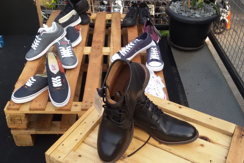 Koleksi Levi's Sneakers yang mengusung kombinasi street culture dengan gaya khas jins Levi's.