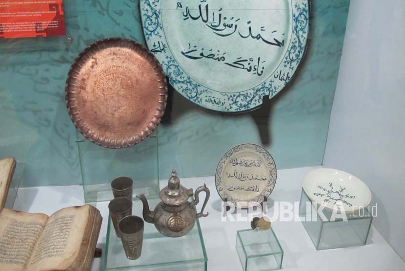 Koleksi peninggalan masa Islam di Museum Ruwa Jurai, Lampung. (Republika/Edi Yusuf)