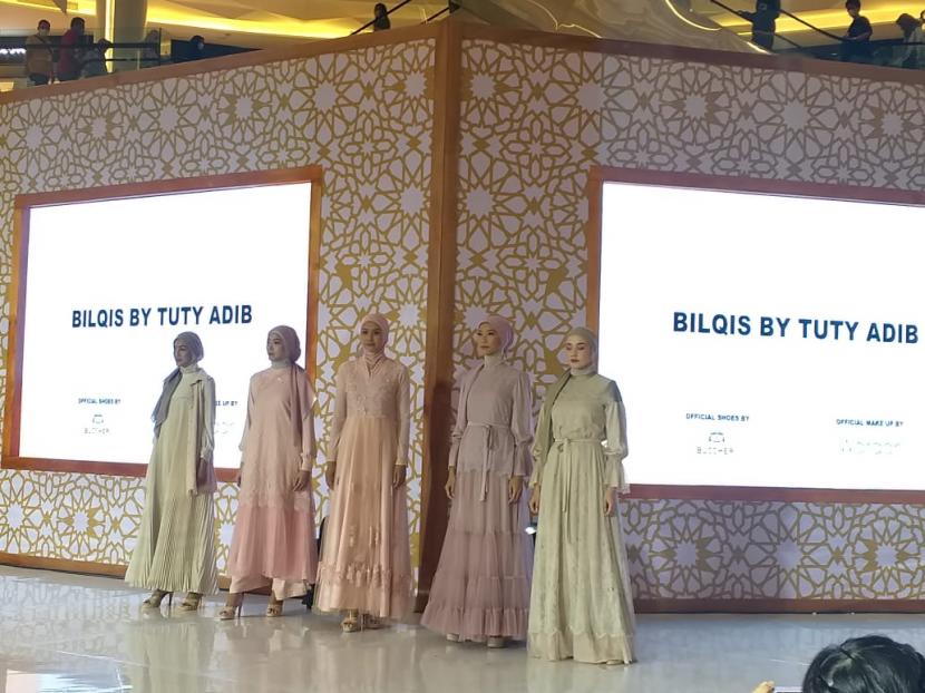 Koleksi Raya 2022 rancangan Bilqis by Tuty Adib dipamerkan di panggung Ramadhan Runway, Sabtu (23/4/2022).