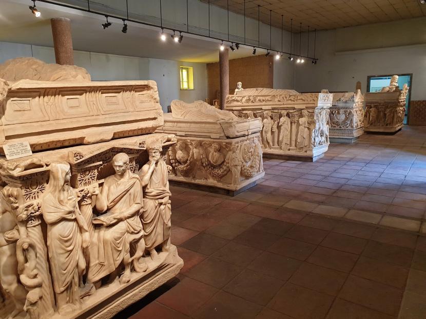 Koleksi sarkofagus di Museum Arkeologi Konya, Turki.