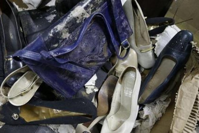 Koleksi sepatu dan tas Imelda Marcos yang rusak dan kini berada di Museum Nasional Filipina.