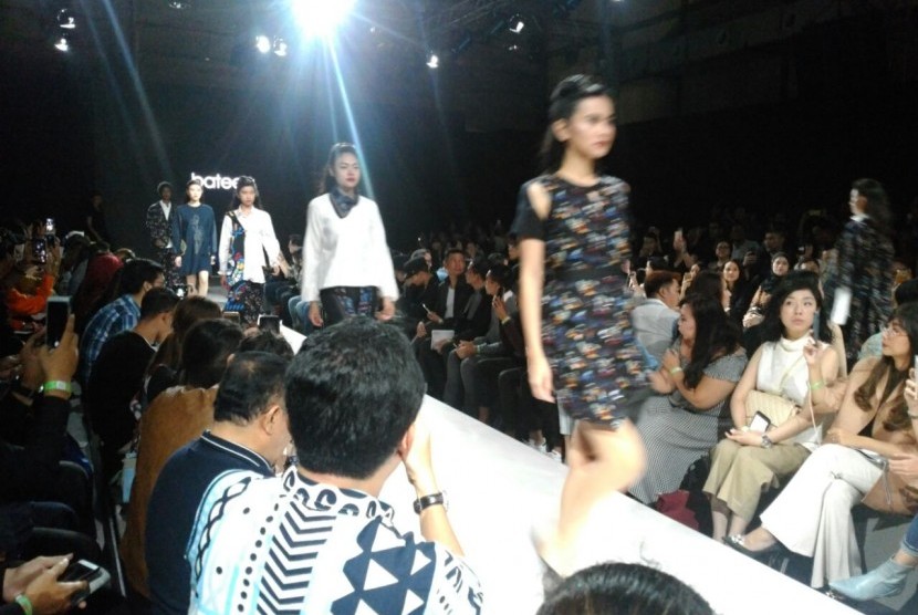 Koleksi terbaru Bateeq yang dipamerkan dalam Plaza Indonesia Fashion Week.