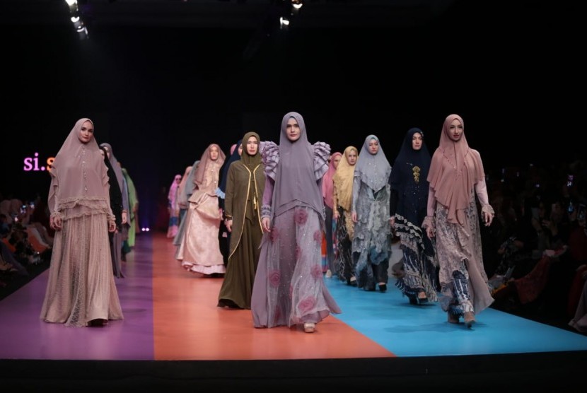 Koleksi terbaru brand busana muslim syari si.se.sa yang dipamerkan dalam show tunggal di Jakarta, Selasa (19/3).