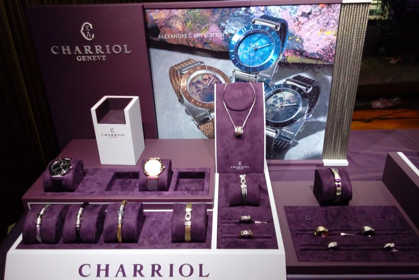 Koleksi terbaru Charriol yang diperlihatkan di Jakarta, Rabu (20/5).