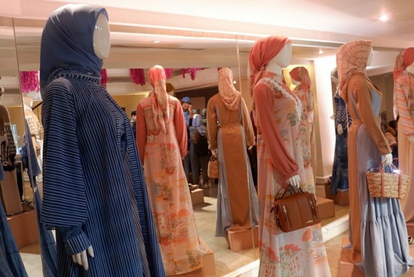 Koleksi terbaru Mandjha Hijab, karya Ivan Gunawan. Ivan Gunawan membagikan tip mengenakan hijab multifungsi plus aksesori bling-bling.