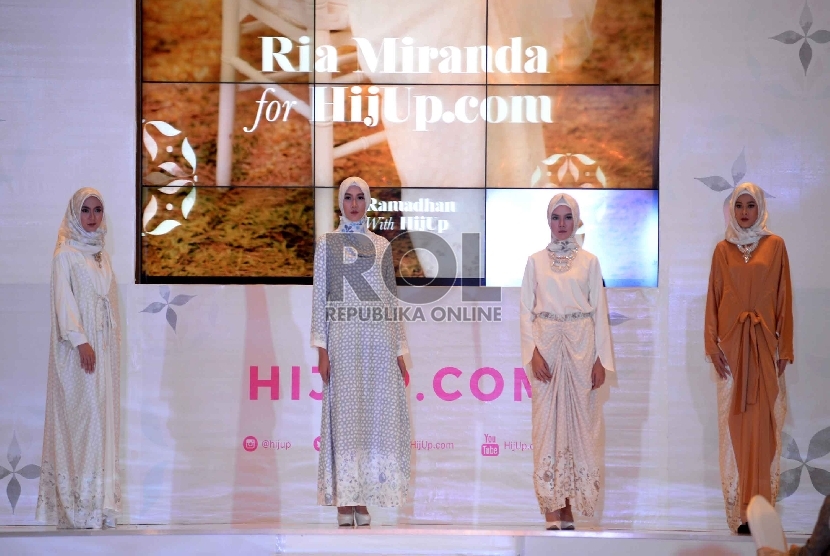 Koleksi terbaru Ria Miranda untuk koleksi Ramadhan HijUp.com, dipamerkan Senin (29/6) di HotelDharmawangsa.
