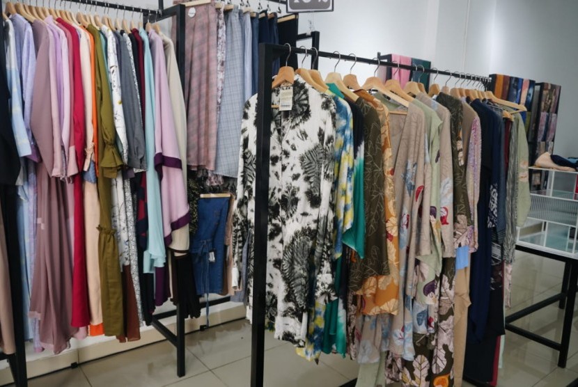  Koleksi yang ada di HIJUP Store Bekasi, Jalan Boulevard Selatan Ruko Emerald Commercial Blok UA-29, Summarecon Bekasi. 