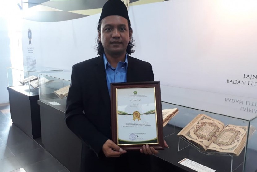  Kolektor sekaligus pelestari manuskrip-manuskrip kuno Indonesia, Erwin Dian Rosyidi saat menerima penghargaan Al-Qur’an Award dalam acara peluncuran terjemahan Alqur'an edisi penyempurnaan di Aula Bayt Al-Qur'an dan museum masjid Istiqlal, TMII, Senin (14/10). 