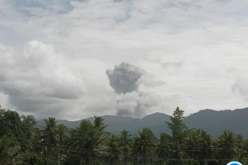 Kolom abu vulkanik saat membumbung keluar dari kawah Gunung Dukono di Pulau Halmahera, Maluku Utara, Sabtu (16/3/2024).