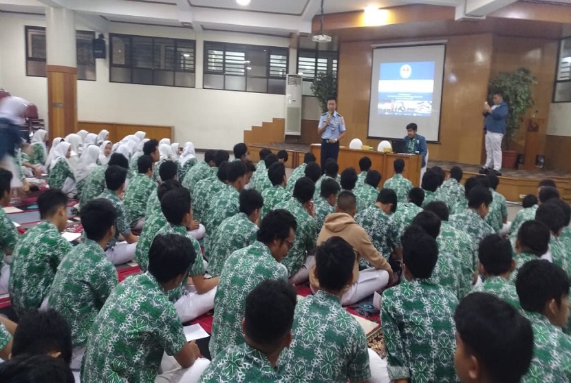 Kolonel ADM Amiruddin Laupe, S.Sos., MM. dari direktorat Bela Negara Kemenhan RI jadi narasumber dalam seminar kebangsaan dengan mengangkat tema tentang Penanaman Nilai-nilai Dasar Bela Negara.  