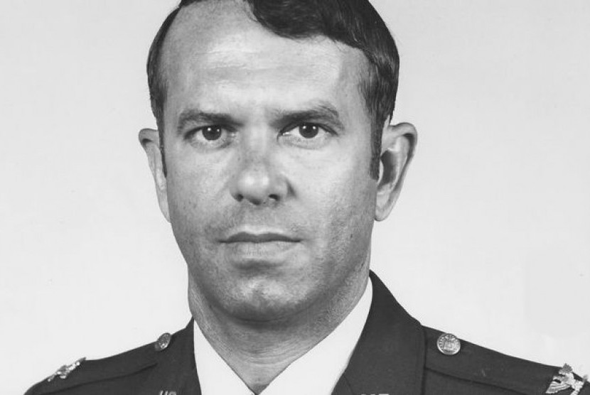 Kolonel Charles Halt, 