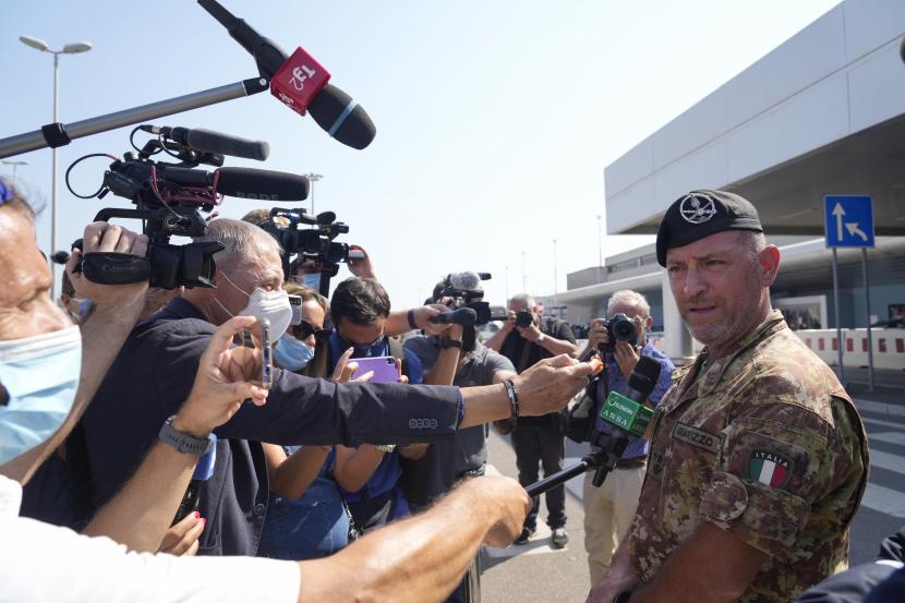 Kolonel Diego Giarrizzo, kepala operasi evakuasi Aquila Omnia berbicara kepada wartawan di bandara internasional Fiumicino Roma, Rabu, 18 Agustus 2021 saat mereka menunggu turunnya 86 pengungsi yang tiba dari Kabul, Afghanistan dengan angkutan udara.