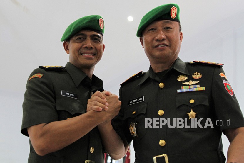 Kolonel Kav Hendi Suhendi (kiri) menjabat tangan Komandan Kodim 1417 Kendari Kolonel Inf Alamsyah usai upacara serah terima jabatan di Aula Tamalaki Korem 143 Haluoleo, Kendari, Sulawesi Tenggara, Sabtu (12/10/2019).