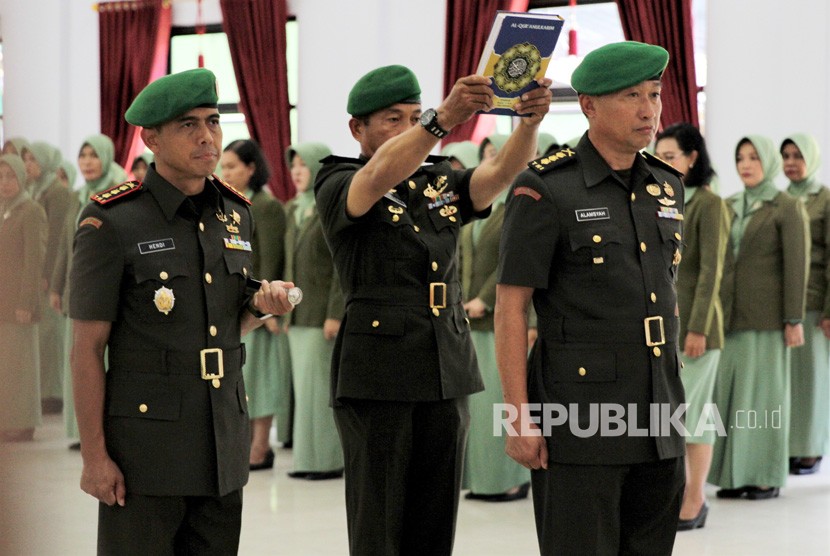 Kolonel Kav Hendi Suhendi (kiri) menyaksikan Kolonel Inf Alamsyah (kanan) diambil sumpahnya sebagai Komandan Kodim 1417 Kendari saat upacara serah terima jabatan di Aula Tamalaki Korem 143 Haluoleo, Kendari, Sulawesi Tenggara, Sabtu (12/10/2019).