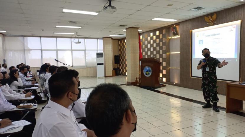 Kolonel Kes dr Sukardiansyah Sp.KJ saat memberikan pembinaan kecerdasan emosi petugas haji sebagai Pelayan Jamaah Haji. Selasa (10/5/2022).