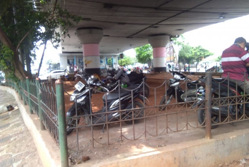 Kolong flyover Kampung Melayu dijadikan tempat parkir dan banyak PMKS,  Selasa (23/4).