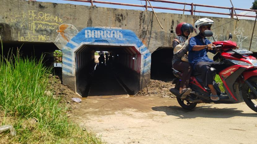 Kolong jembatan di Desa Legok, Kecamatan Lohbener, Kabupaten Indramayu yang jadi andalan warga untuk seberangi jalur pantura saat arus mudik dan balik lebaran.