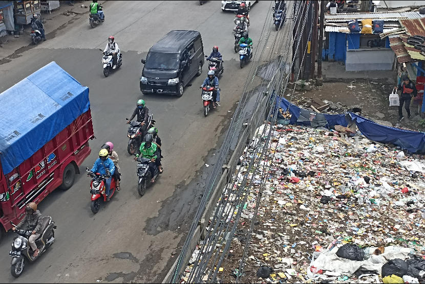 Kolong jembatan tol di kawasan Buah Batu Bandung dijadikan tempat pembuangan sampah sementara liar Rabu (1/2/2023). . Tepat di kolong tol Cipularang tumpukan sampah ini terus bertambah. 