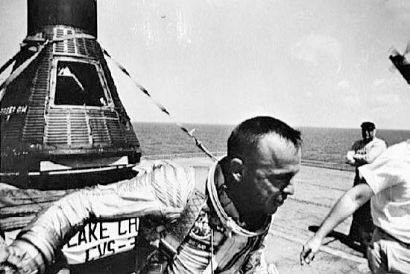 Komandan Angkatan Laut Alan Bartlett Shepard Jr menjadi astronaut Amerika pertama yang melakukan perjalanan ke luar angkasa. 