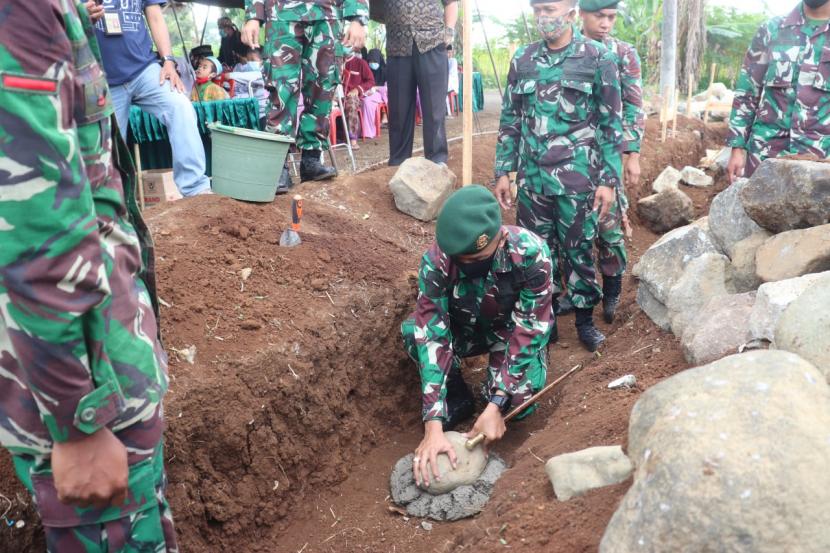 Komandan Batalyon Armed 13 Nanggala Divisi I Kostrad, Letkol Arm Wahyu Hidayat, S.sos saat peletakan batu pertama pembangunan masjid.  
